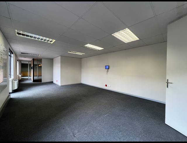 136M² OFFICE TO LET IN HYDE PARK